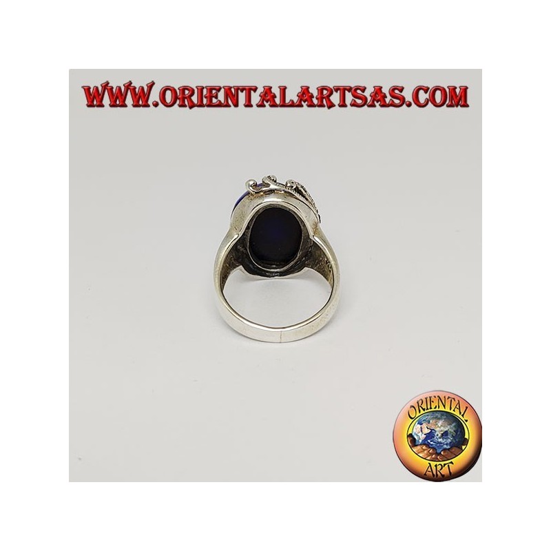 Anillo de plata con cabujón de sodalita ovalada y decoraciones con marcasitas florales en un solo lado