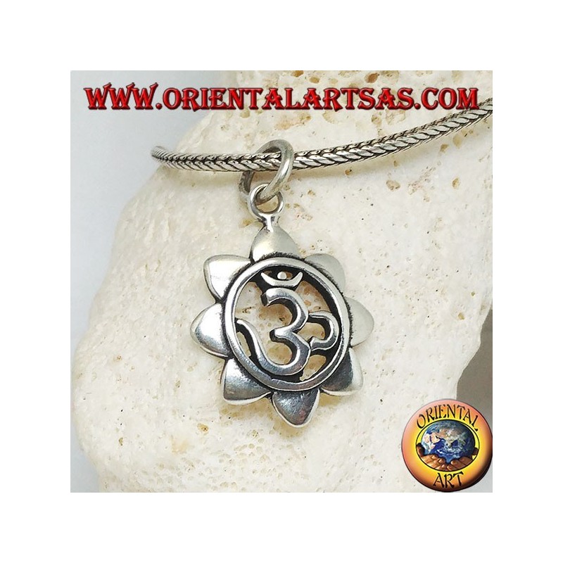 Pendentif en argent avec mantra hindou ॐ om dans la fleur de lotus