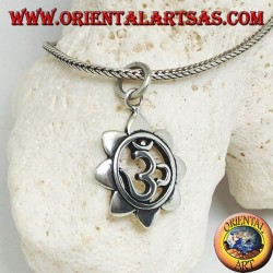 Colgante de plata con mantra hindú ॐ om en la flor de loto