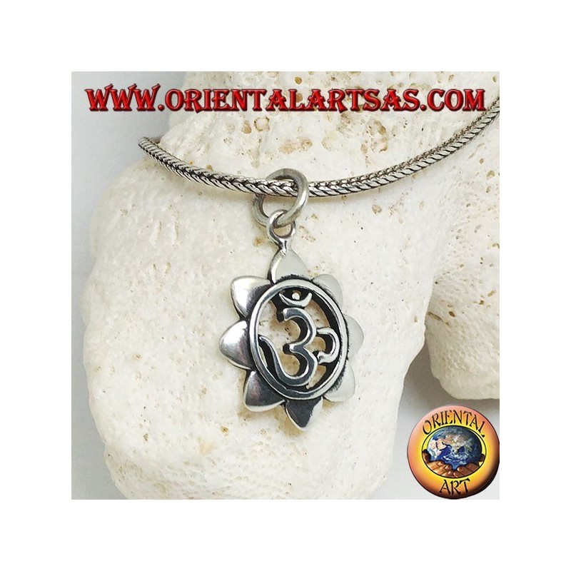 Colgante de plata con mantra hindú ॐ om en la flor de loto