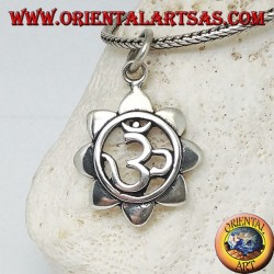 Pendentif en argent avec mantra hindou ॐ om dans la fleur de lotus