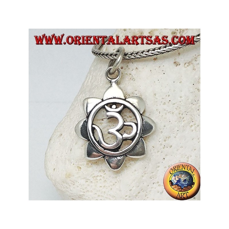 Colgante de plata con mantra hindú ॐ om en la flor de loto