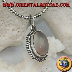 Pendentif en argent avec pierre de lune ovale allongée entourée de tissages subtils