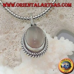 Pendentif en argent avec pierre de lune ovale allongée entourée de tissages subtils