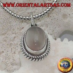 Pendentif en argent avec pierre de lune ovale allongée entourée de tissages subtils