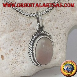 Pendentif en argent avec pierre de lune ovale allongée entourée de tissages subtils