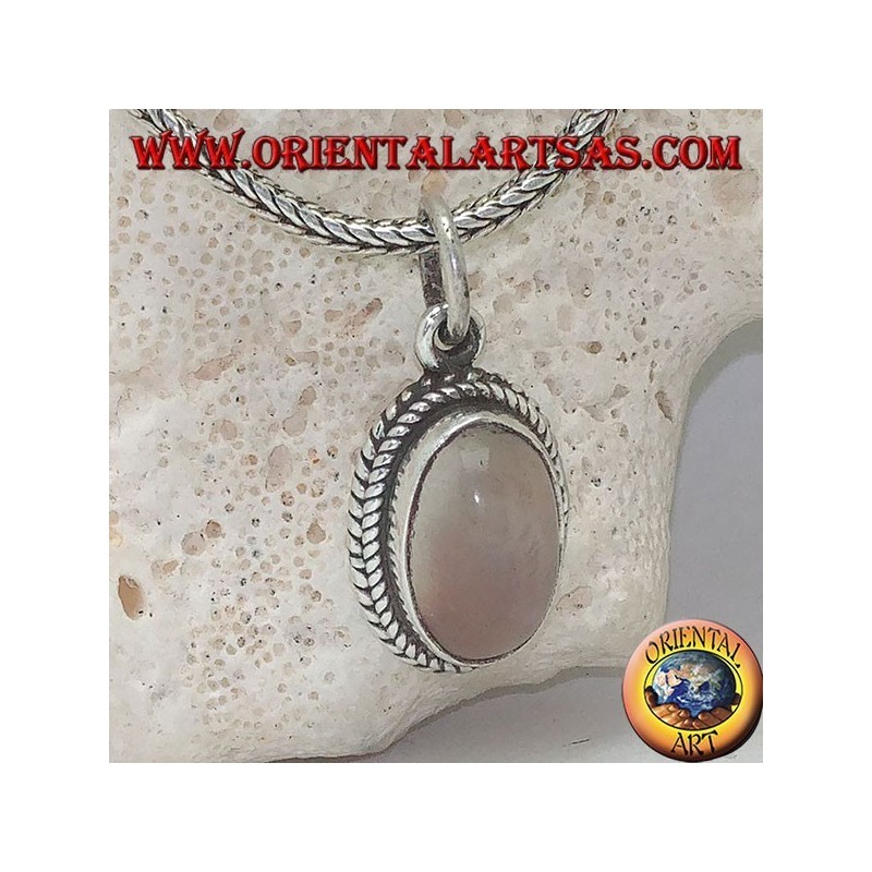 Colgante de plata con piedra lunar ovalada alargada rodeada de tejidos sutiles