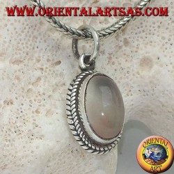 Pendentif en argent avec pierre de lune ovale allongée entourée de tissages subtils