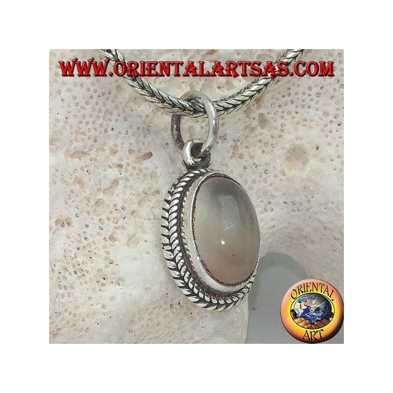 Pendentif en argent avec pierre de lune ovale allongée entourée de tissages subtils