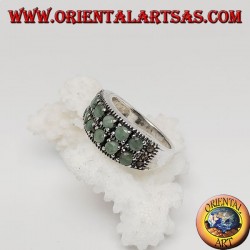 Band silberner Ring mit zwei Reihen runder Smaragde und Markasit an den Seiten