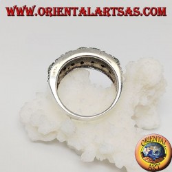 Anillo de plata con dos hileras de esmeraldas redondas y marcasita en los lados.