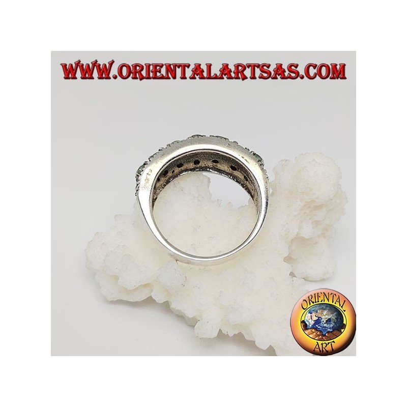 Anello in argento a fascia con due file di smeraldi tondi incastonati e marcasite sui lati