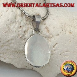 Silberanhänger mit ovalem Cabochon-Labradorit, umgeben von einem dünnen Gewebe