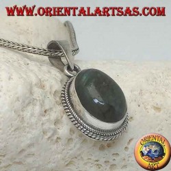 Silberanhänger mit ovalem Cabochon-Labradorit, umgeben von einem dünnen Gewebe