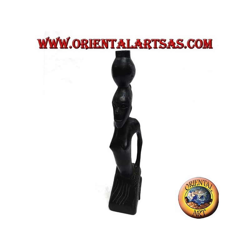 Escultura de una mujer de bombeo de agua (portador de agua) arrodillada en madera de ébano