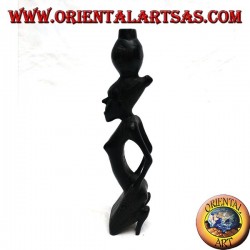 Escultura de una mujer de bombeo de agua (portador de agua) arrodillada en madera de ébano