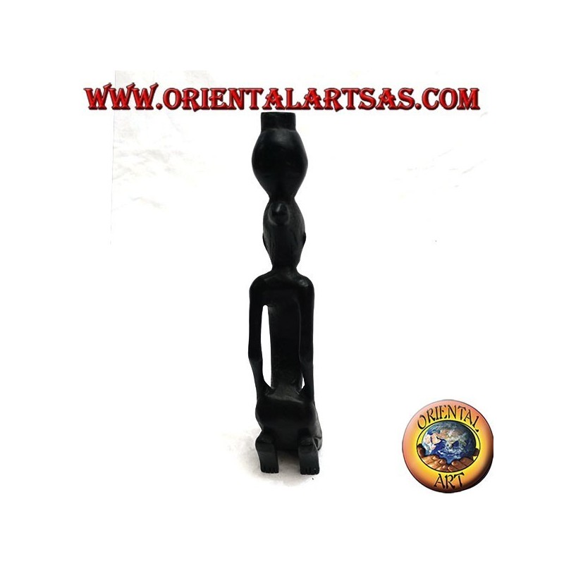 Escultura de una mujer de bombeo de agua (portador de agua) arrodillada en madera de ébano