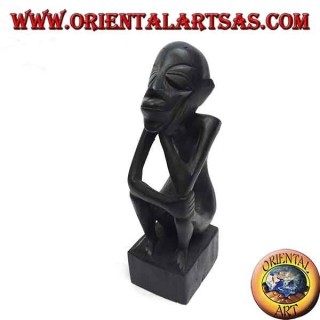Escultura de un pensador sentado con las piernas dobladas en madera de ébano.