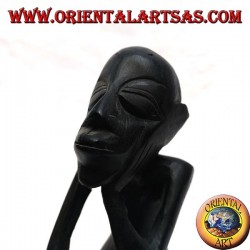 Skulptur eines sitzenden Denkers mit gebogenen Beinen aus Ebenholz