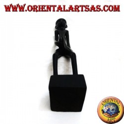 Escultura de un hombre que se masturba de pie en madera de ébano.