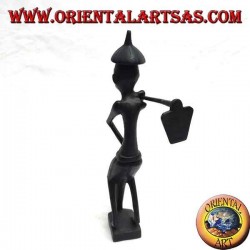 Escultura de un granjero con una azada en el hombro y un sombrero de ébano puntiagudo