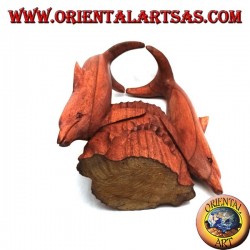 Portabotellas con escultura de dos delfines en acrobacias de madera Suar