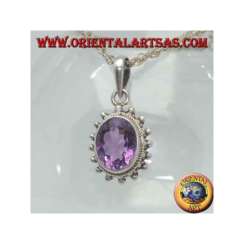 Silberanhänger mit natürlichem ovalem facettiertem Amethyst, umgeben von Verflechtungen und Kugeln