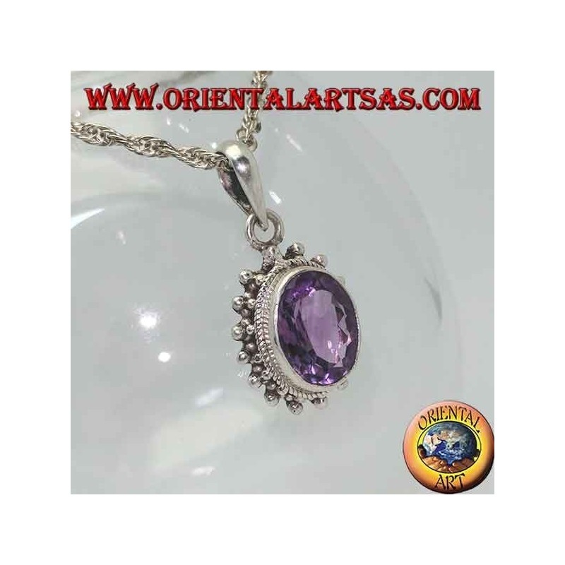 Colgante de plata con amatista facetada ovalada natural rodeada de entrelazados y bolas.