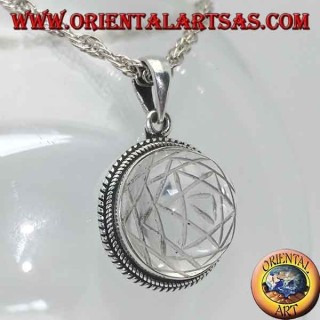 Colgante de plata con Sri Yantra grabado en el cristal de roca redondo y borde entrelazado