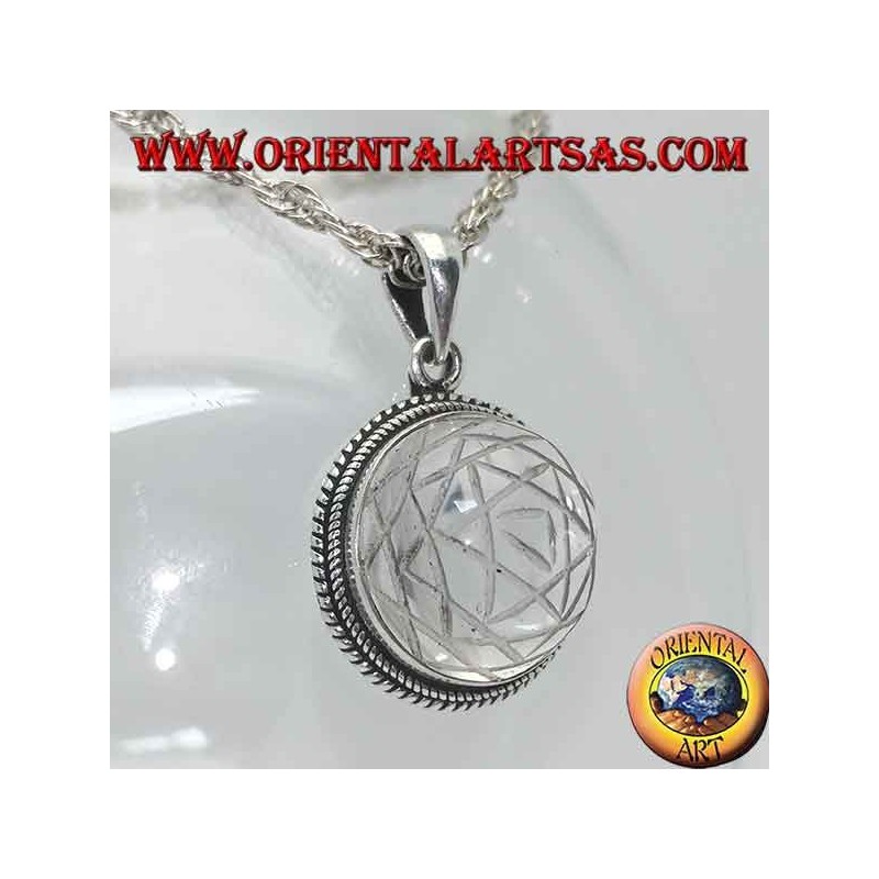 Pendentif en argent avec Sri Yantra gravé dans le cristal de roche rond et le bord entrelacé