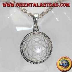 Pendentif en argent avec Sri Yantra gravé dans le cristal de roche rond et le bord entrelacé