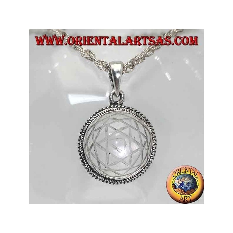 Ciondolo in argento con Sri Yantra inciso nel cristallo di rocca tondo e bordo a intrecci