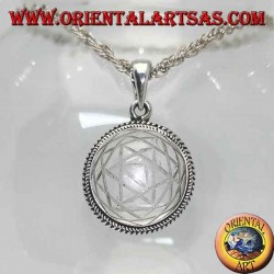 Pendentif en argent avec Sri Yantra gravé dans le cristal de roche rond et le bord entrelacé