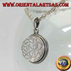 Silberanhänger mit Sri Yantra, eingraviert in den runden Bergkristall und ineinander verschlungener Kante