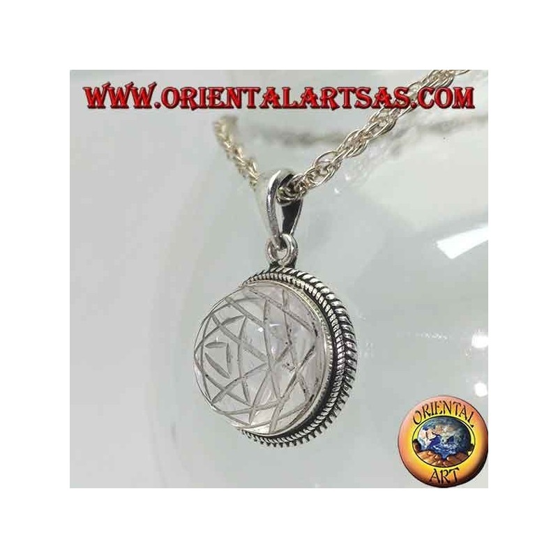 Colgante de plata con Sri Yantra grabado en el cristal de roca redondo y borde entrelazado