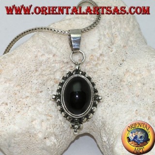 Silberanhänger mit ovalem Onyx-Cabochon, umgeben von subtilem Gewebe, Punkten und den vier Kardinalpunkten