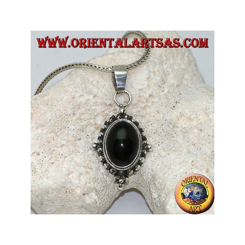 Pendentif en argent avec cabochon ovale en onyx entouré d'un tissage subtil, de points et des quatre points cardinaux