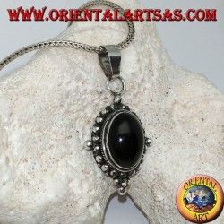 Pendentif en argent avec cabochon ovale en onyx entouré d'un tissage subtil, de points et des quatre points cardinaux