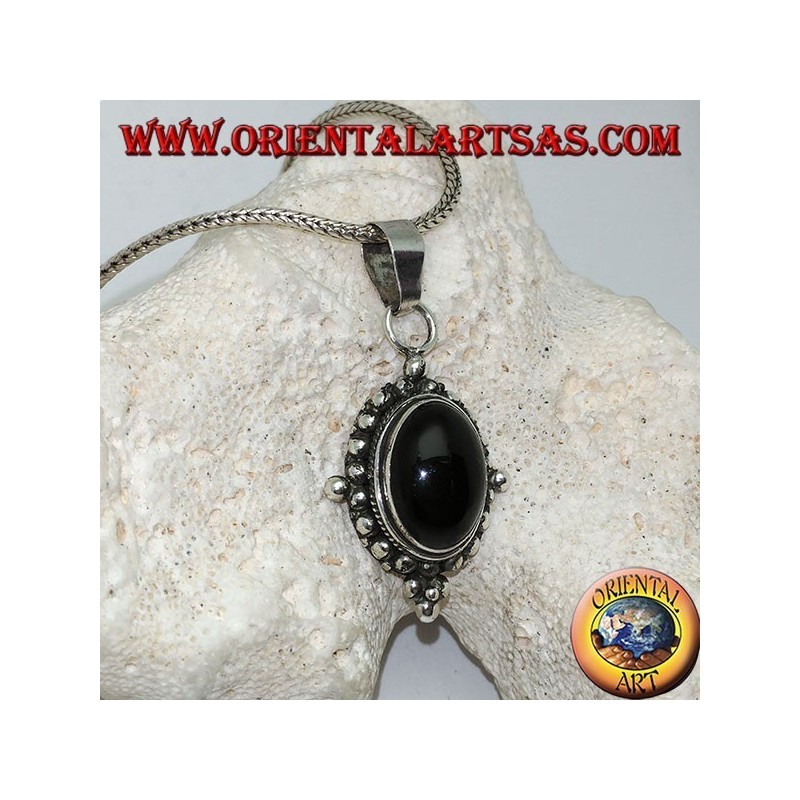Pendentif en argent avec cabochon ovale en onyx entouré d'un tissage subtil, de points et des quatre points cardinaux