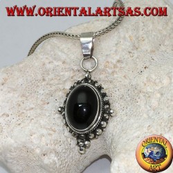 Silberanhänger mit ovalem Onyx-Cabochon, umgeben von subtilem Gewebe, Punkten und den vier Kardinalpunkten