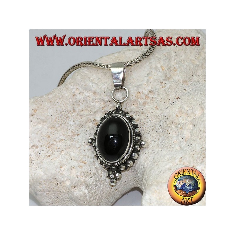 Pendentif en argent avec cabochon ovale en onyx entouré d'un tissage subtil, de points et des quatre points cardinaux