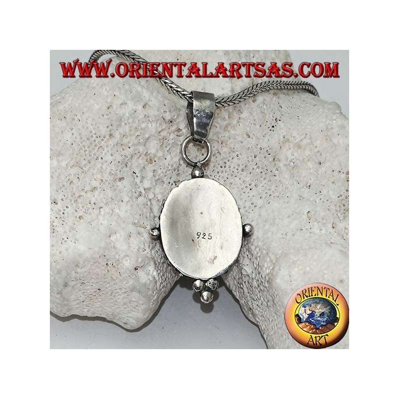 Colgante de plata con cabujón de ónice ovalado rodeado de sutiles tejidos, puntos y los cuatro puntos cardinales