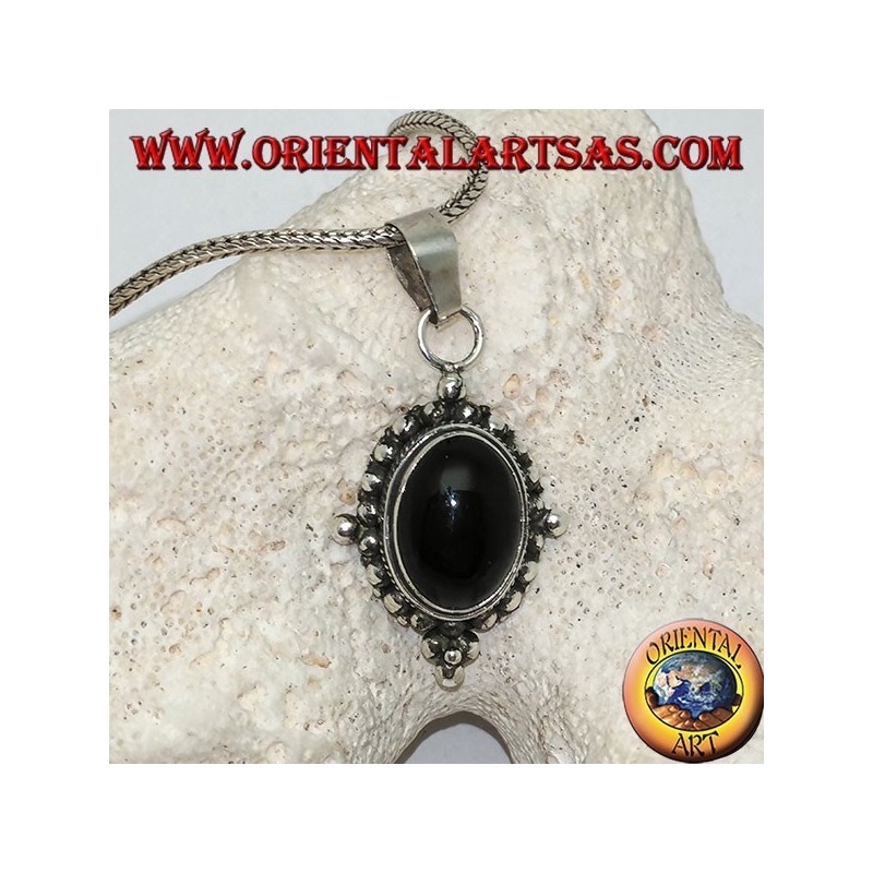 Silberanhänger mit ovalem Onyx-Cabochon, umgeben von subtilem Gewebe, Punkten und den vier Kardinalpunkten