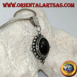 Silberanhänger mit ovalem Onyx-Cabochon, umgeben von subtilem Gewebe, Punkten und den vier Kardinalpunkten