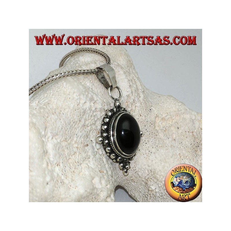 Ciondolo in argento con onice ovale cabochon contornato da intreccio sottile, pallini  e i quattro punti cardinali