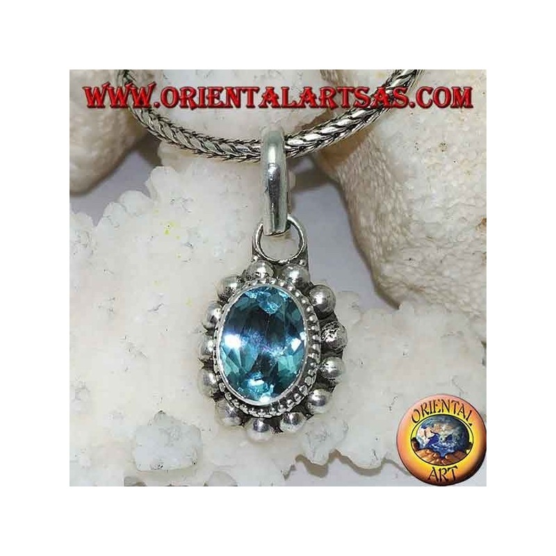 Ciondolo in argento con Topazio azzurro naturale ovale e sfaccettato contornato da file di palline piccole e grandi
