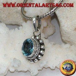 Colgante de plata con topacio azul natural ovalado y facetado rodeado de hileras de bolas pequeñas y grandes