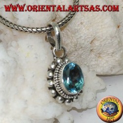 Colgante de plata con topacio azul natural ovalado y facetado rodeado de hileras de bolas pequeñas y grandes
