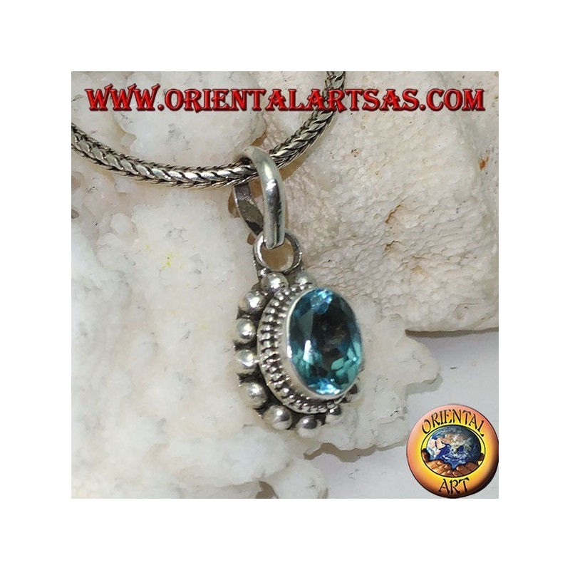 Pendentif en argent avec topaze bleue naturelle ovale et facettée entourée de rangées de petites et grandes boules