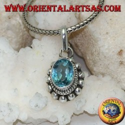 Colgante de plata con topacio azul natural ovalado y facetado rodeado de hileras de bolas pequeñas y grandes